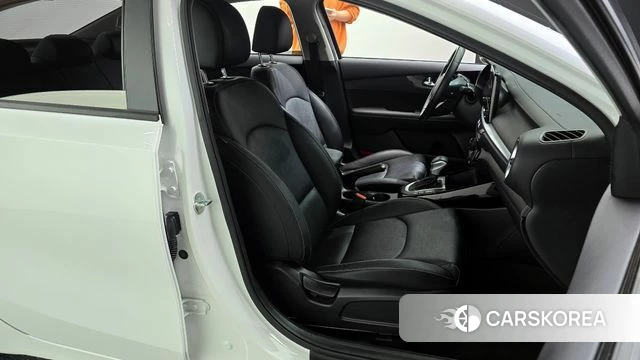 Kia The New K3 2nd generation 2023 Белый из Кореи, фото 3