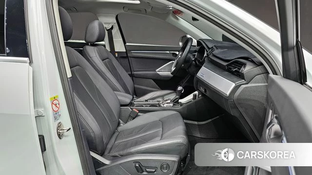 Audi Q3 (F3) 2023 Белый из Кореи, фото 3