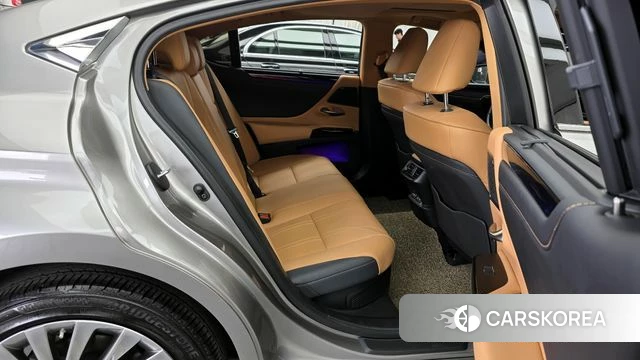 Lexus ES300h 7th generation 2022 Серебряный из Кореи, фото 3