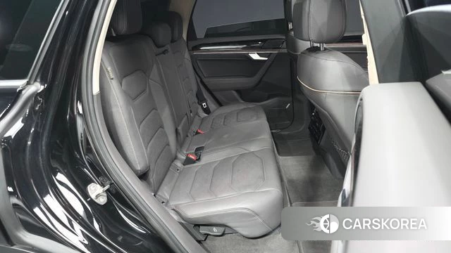 Volkswagen Touareg 3rd generation 2023 Черный из Кореи, фото 3