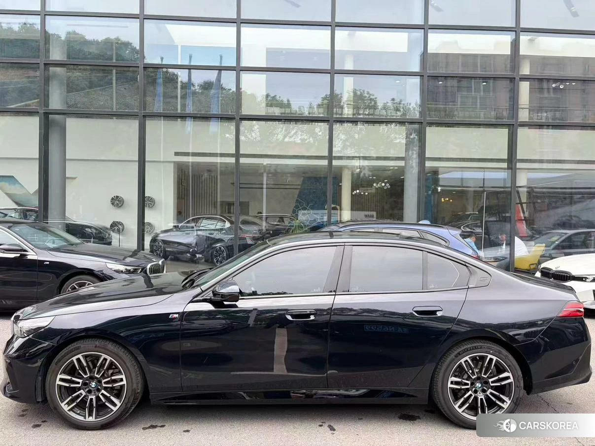 BMW 5 series (imported) 2024 Черный из Китая, фото 3