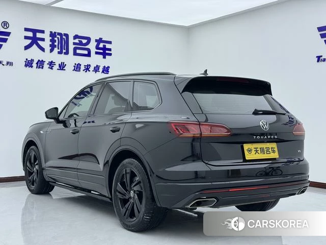 Volkswagen Touareg 2022 Черный из Китая, фото 3