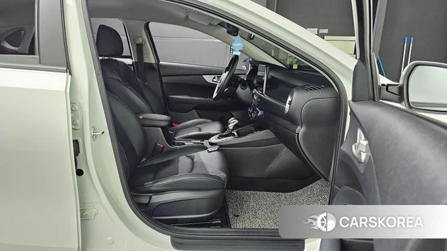 Kia The New K3 2nd generation 2023 Белый из Кореи, фото 3