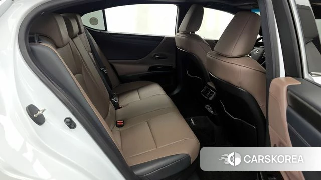 Lexus ES300h 7th generation 2024 Белый из Кореи, фото 3