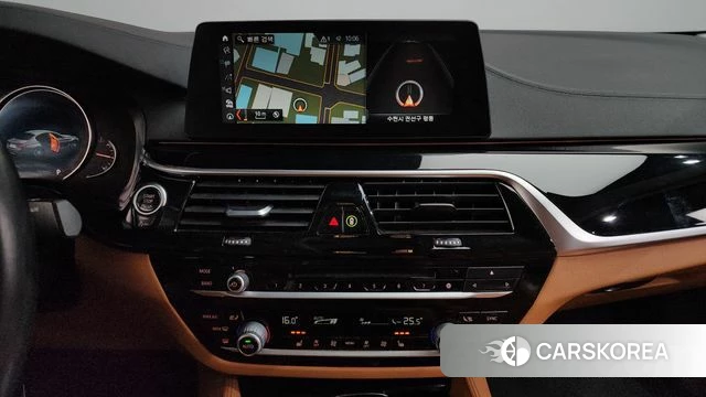 BMW 5 Series (G30) 2018 Серебристо-серый из Кореи, фото 3