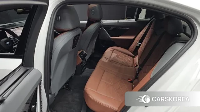 BMW 5 Series (G60) 2025 Белый из Кореи, фото 3