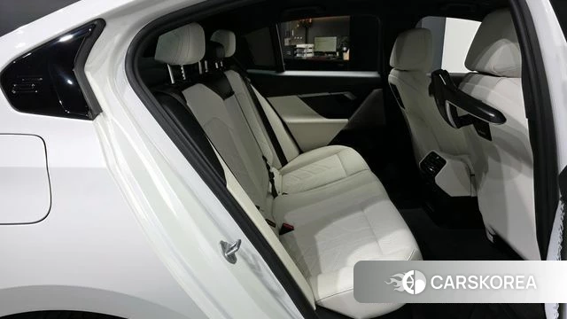 BMW 5 Series (G60) 2025 Белый из Кореи, фото 3