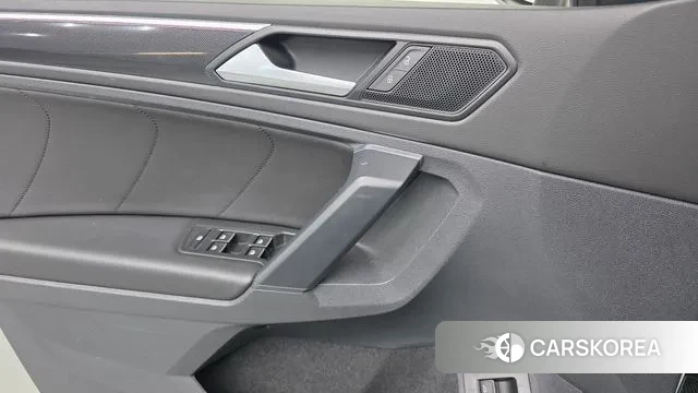 Volkswagen Tiguan second Generation 2022 Белый из Кореи, фото 3