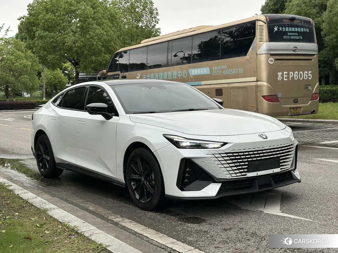 Chang'an UNI-V 2023 Белый из Китая, фото 3