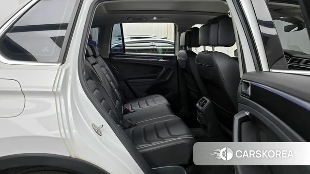 Volkswagen Tiguan second Generation 2023 Белый из Кореи, фото 3