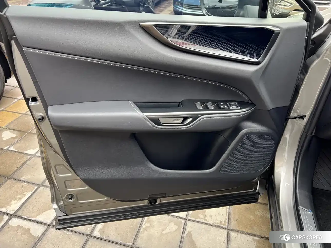 Lexus NX New Energy 2024 Silver/gray из Китая, фото 3