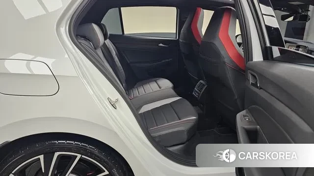 Volkswagen Golf 8th Generation 2024 Белый из Кореи, фото 3