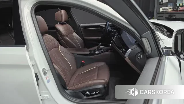 BMW 5 Series (G30) 2023 Белый из Кореи, фото 3