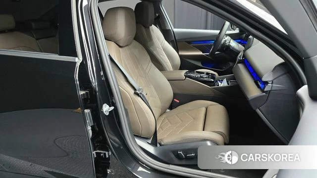 BMW 5 Series (G60) 2025 Черный из Кореи, фото 3