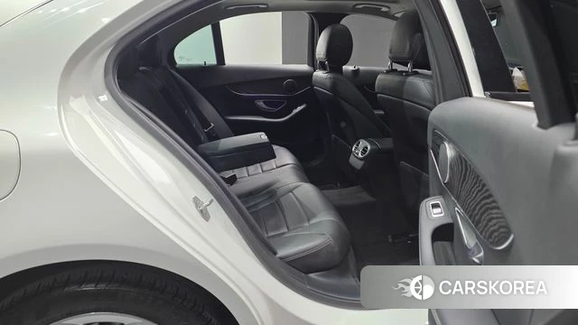 Mercedes-Benz C-Class W205 2018 Белый из Кореи, фото 3