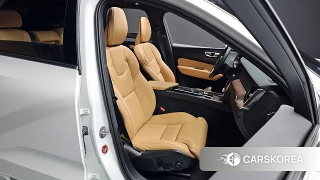 Volvo XC60 second Generation 2024 Белый из Кореи, фото 3