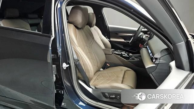 BMW 5 Series (G60) 2025 Черный из Кореи, фото 3