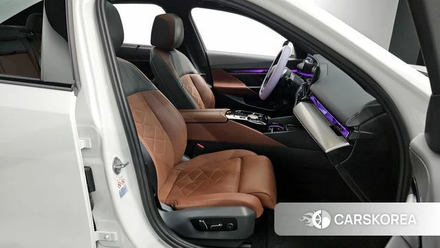 BMW 5 Series (G60) 2024 Белый из Кореи, фото 3