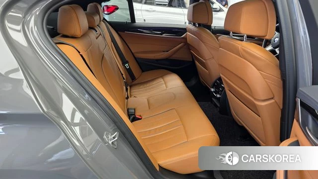BMW 5 Series (G30) 2021 Серебристо-серый из Кореи, фото 3