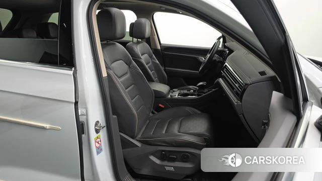 Volkswagen Touareg 3rd generation 2021 Белый из Кореи, фото 3
