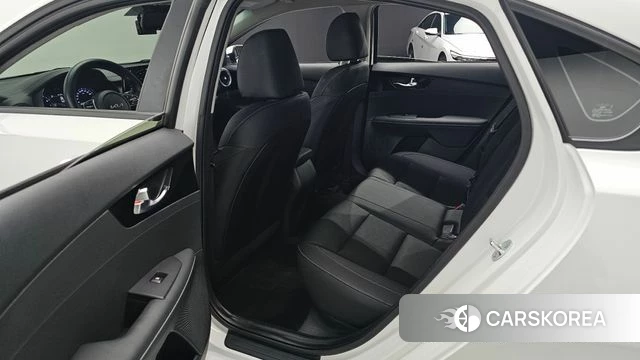 Kia The New K3 2nd generation 2023 Белый из Кореи, фото 3