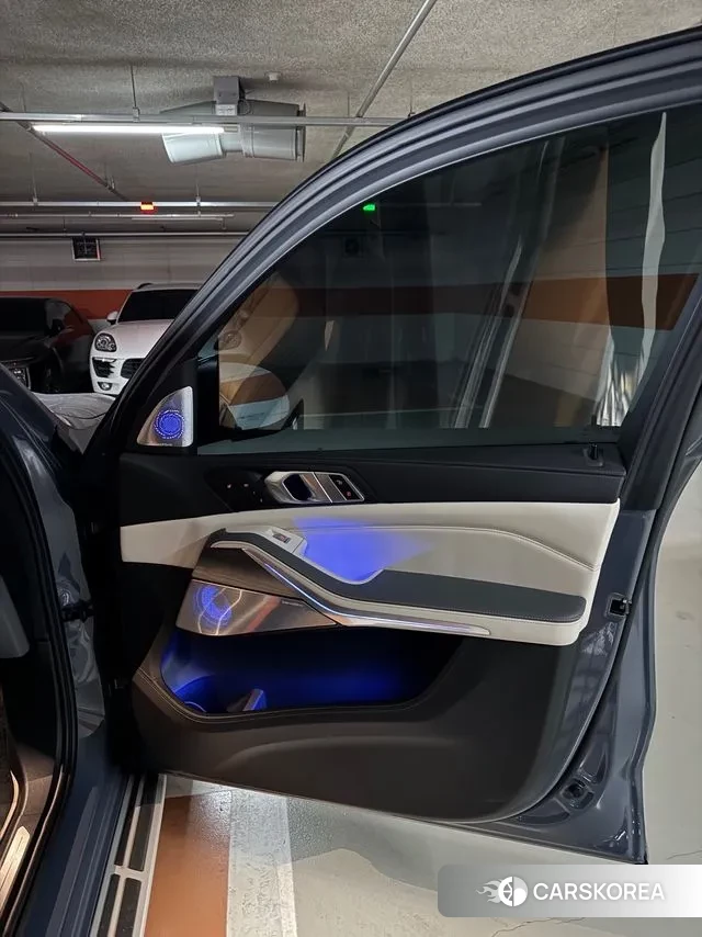 BMW X7 (G07) 2023 Серебристо-серый из Кореи, фото 3