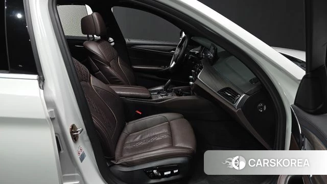 BMW 5 Series (G30) 2018 Белый из Кореи, фото 3