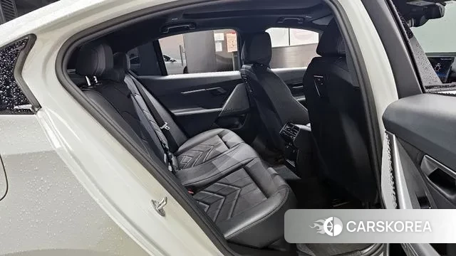 BMW 5 Series (G60) 2023 Белый из Кореи, фото 3