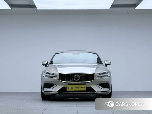 Volvo S60 2022 Серебристо-серый из Китая, фото 3