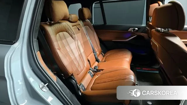 BMW X7 (G07) 2024 Светло-серебряный цвет из Кореи, фото 3