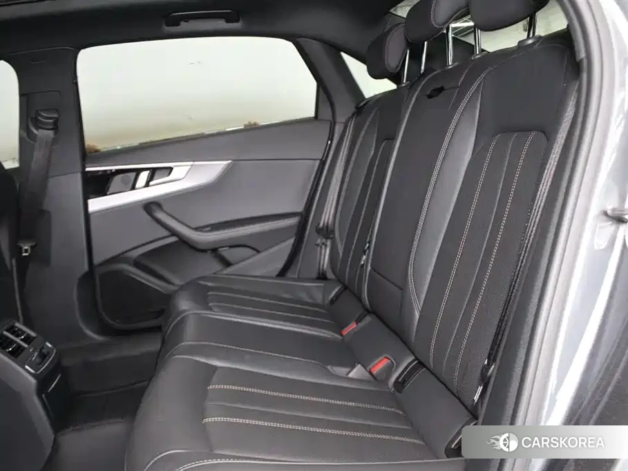 Audi A4L 2024 Silver/gray из Китая, фото 3