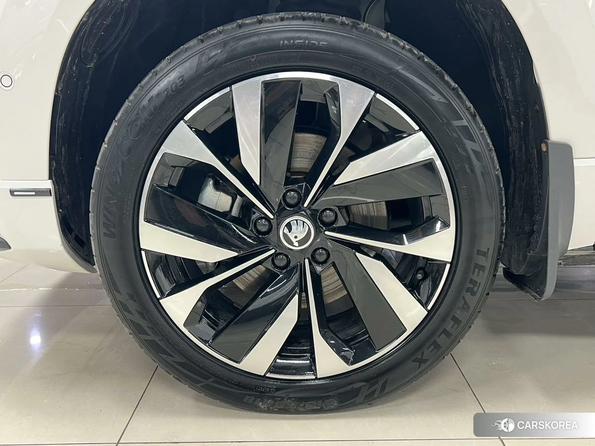 Skoda Krok 2022 Белый из Китая, фото 3