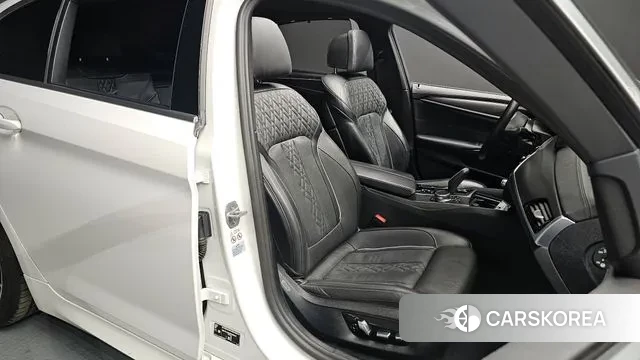 BMW 5 Series (G30) 2023 Белый из Кореи, фото 3