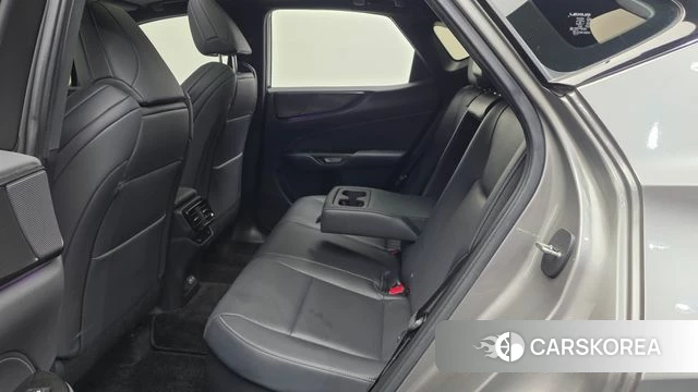 Lexus NX450h + 2nd generation 2024 Серебристо-серый из Кореи, фото 3