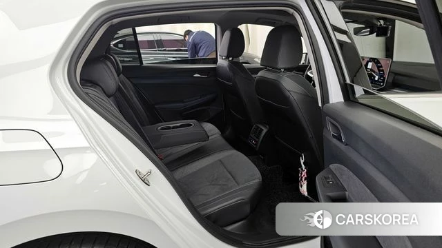 Volkswagen Golf 8th Generation 2025 Белый из Кореи, фото 3