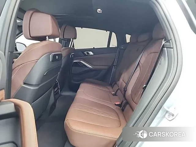 BMW X6 (G06) 2025 Светло-серебряный цвет из Кореи, фото 3