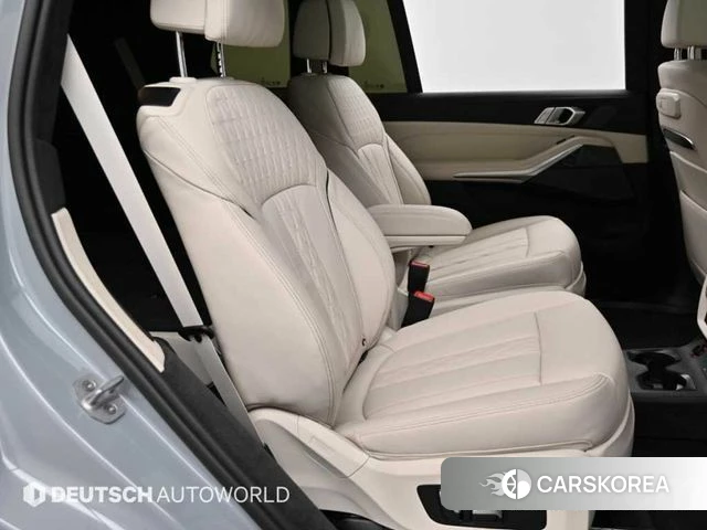 BMW X7 (G07) 2025 Светло-серебряный цвет из Кореи, фото 3