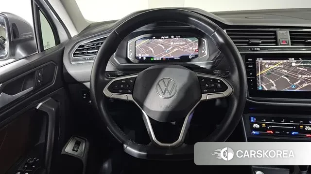 Volkswagen Tiguan Allspace 2023 Белый из Кореи, фото 3