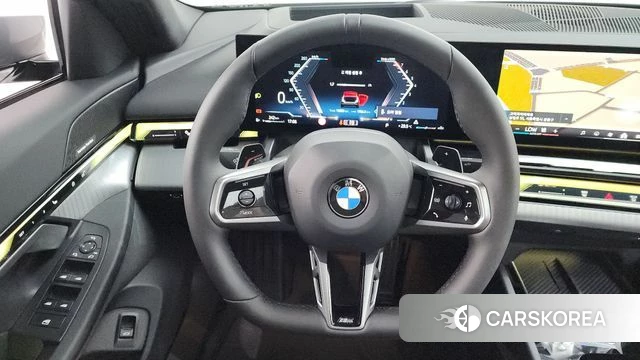 BMW 5 Series (G60) 2025 Серебристо-серый из Кореи, фото 3