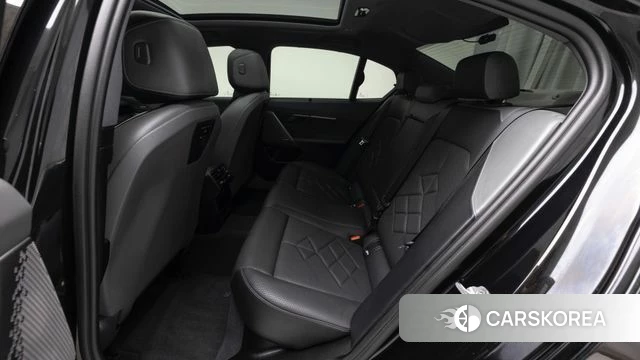 BMW 5 Series (G60) 2024 Черный из Кореи, фото 3