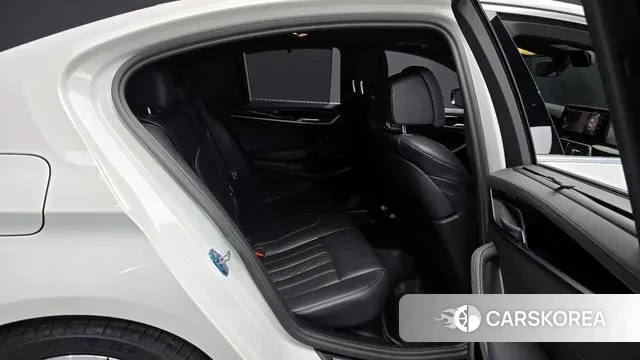 BMW 5 Series (G30) 2023 Белый из Кореи, фото 3