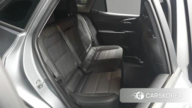 Chevrolet (GM Daewoo) Trax Crossover 2023 Серебристо-серый из Кореи, фото 3