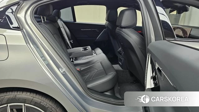 BMW 5 Series (G60) 2025 Серебристо-серый из Кореи, фото 3