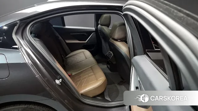 BMW 5 Series (G60) 2023 Серый из Кореи, фото 3