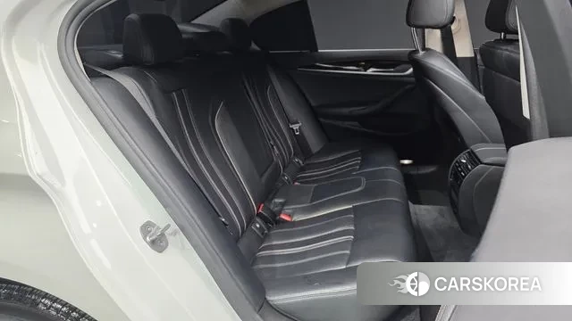 BMW 5 Series (G30) 2018 Белый из Кореи, фото 3