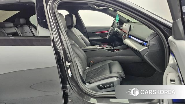 BMW 5 Series (G60) 2024 Серый из Кореи, фото 3