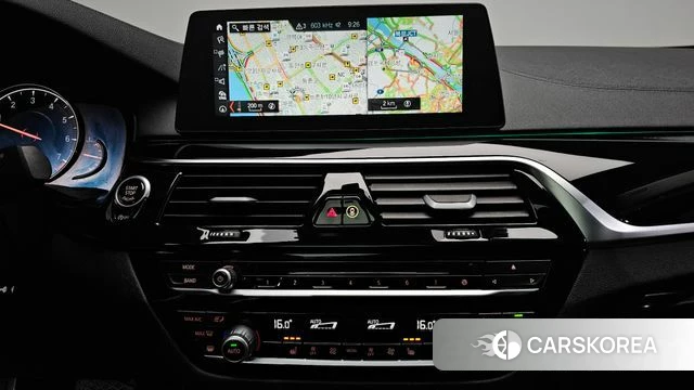 BMW 5 Series (G30) 2018 Серебристо-серый из Кореи, фото 3