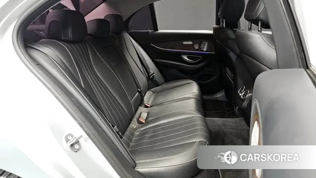 Mercedes-Benz E-Class W213 2018 Серебристо-серый из Кореи, фото 3