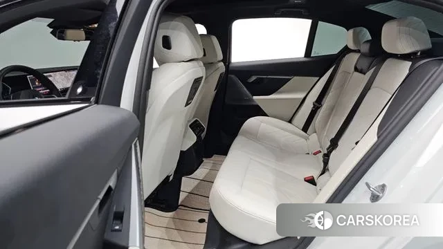 BMW 5 Series (G60) 2025 Белый из Кореи, фото 3