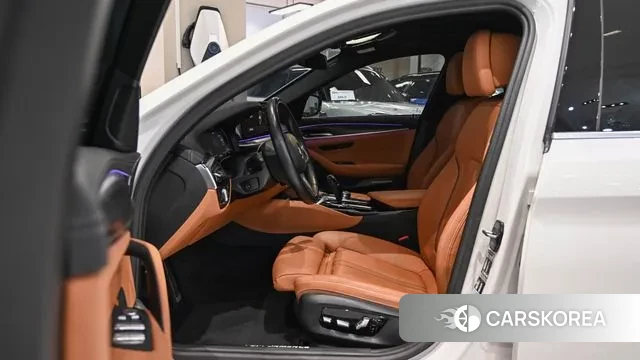 BMW 5 Series (G30) 2023 Белый из Кореи, фото 3